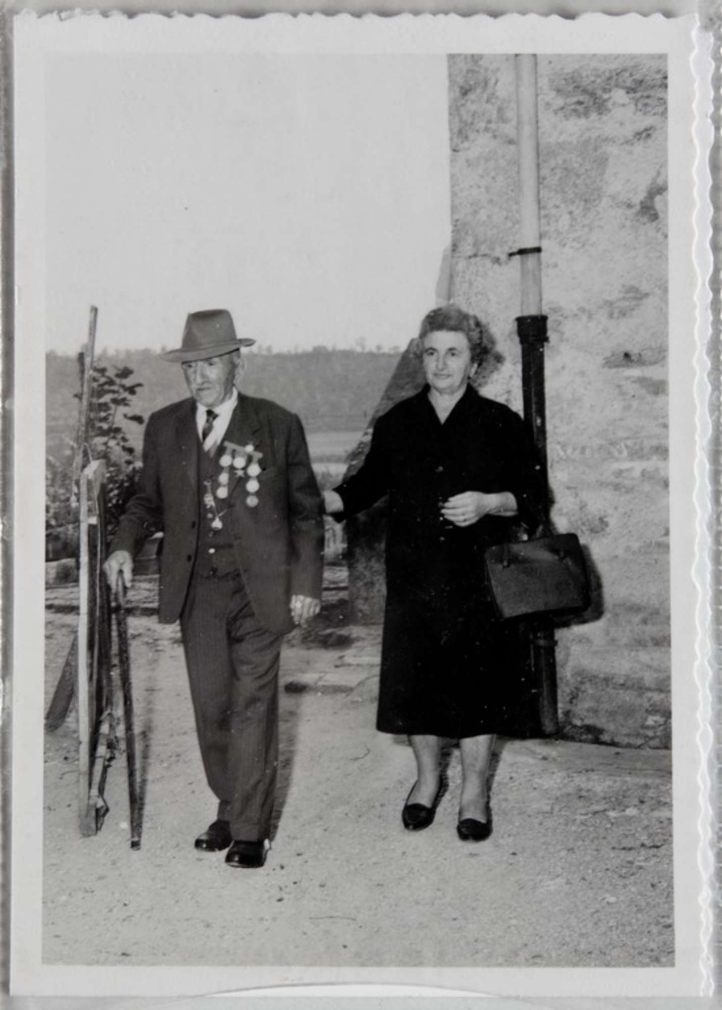 Poggibonsi (?), 18-19 luglio 1964, XX° anniversario della liberazione e conferimento ad Alcide Cervi della cittadinanza onoraria. Alcide Cervi accompagnato dalla figlia Diomira
